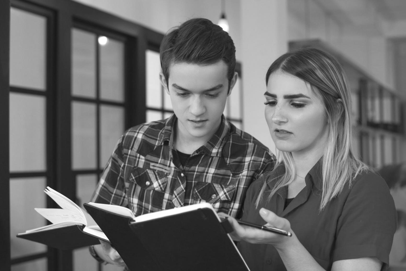 Étudiants internationaux en session de travail collaboratif dans nos espaces à Toulouse