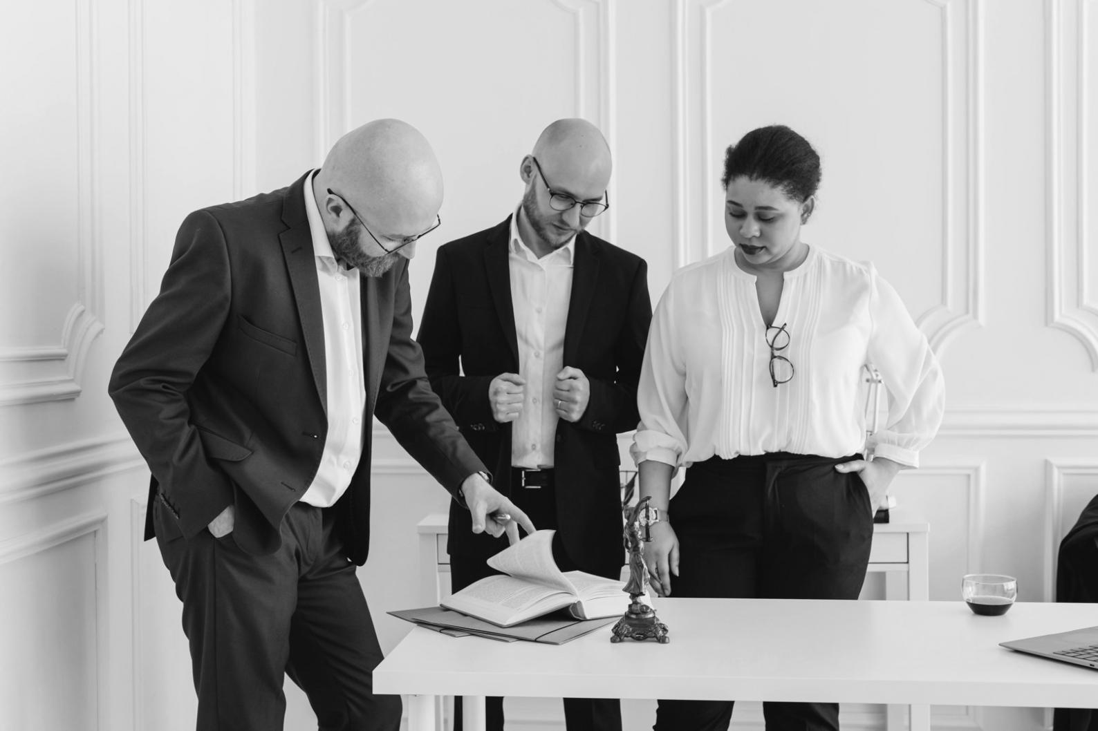 Espace de travail moderne avec ordinateur portable et matériel de créativité