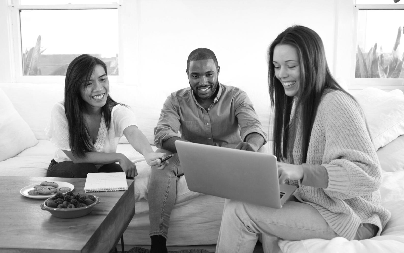 Équipe collaborant sur différents appareils lors d'une session créative