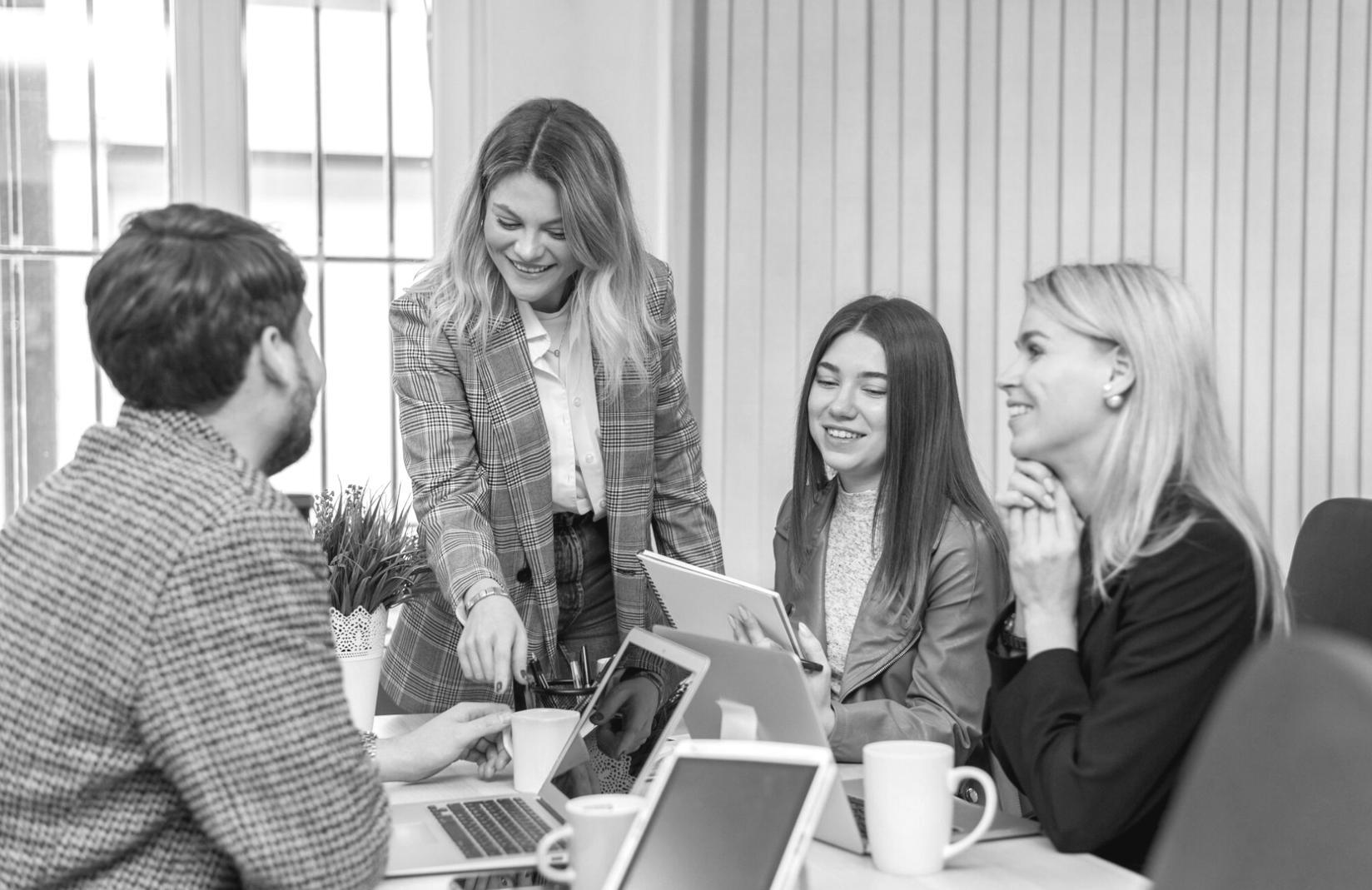 Équipe collaborative travaillant ensemble sur un projet créatif