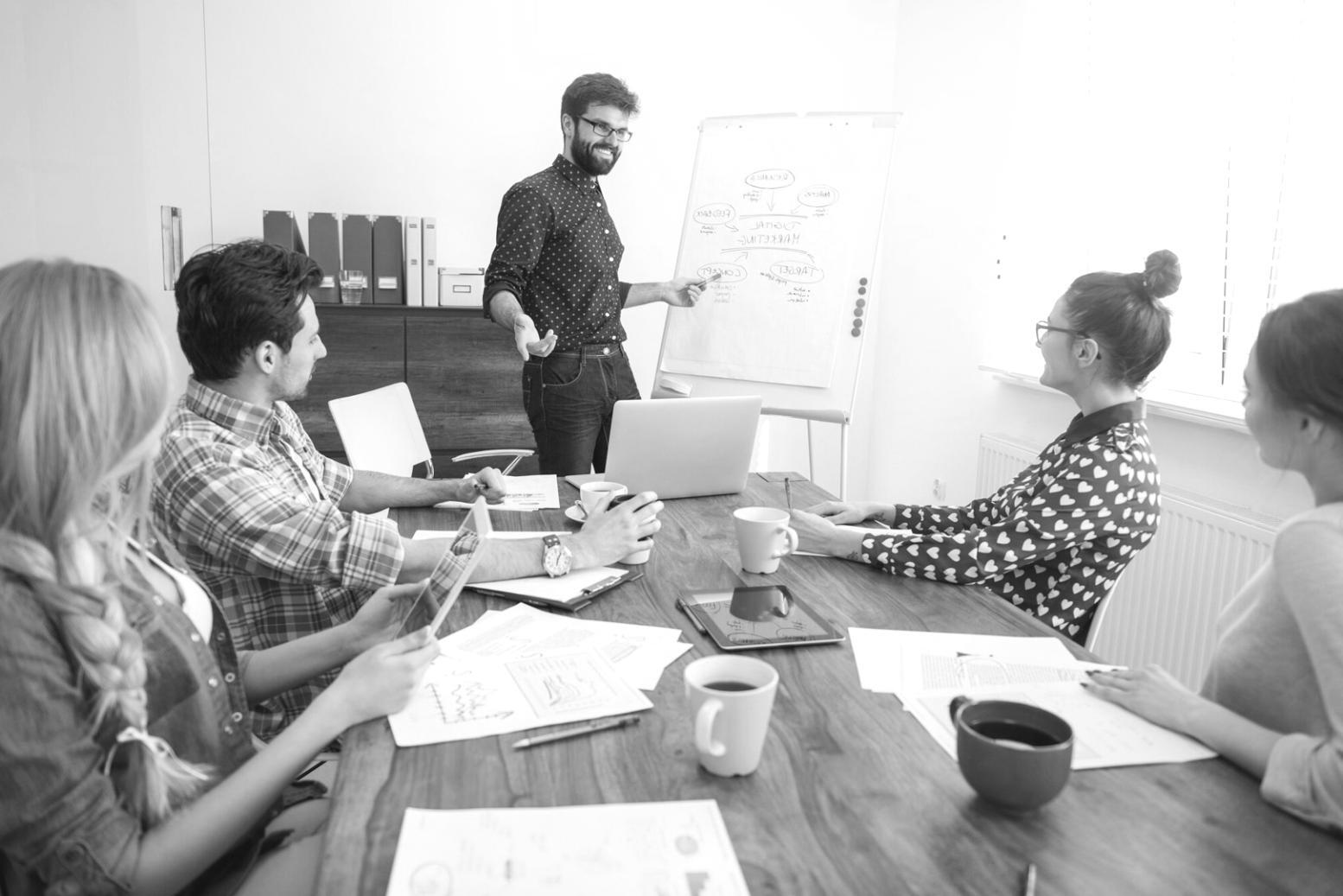 Session de travail créatif avec supports visuels et post-its