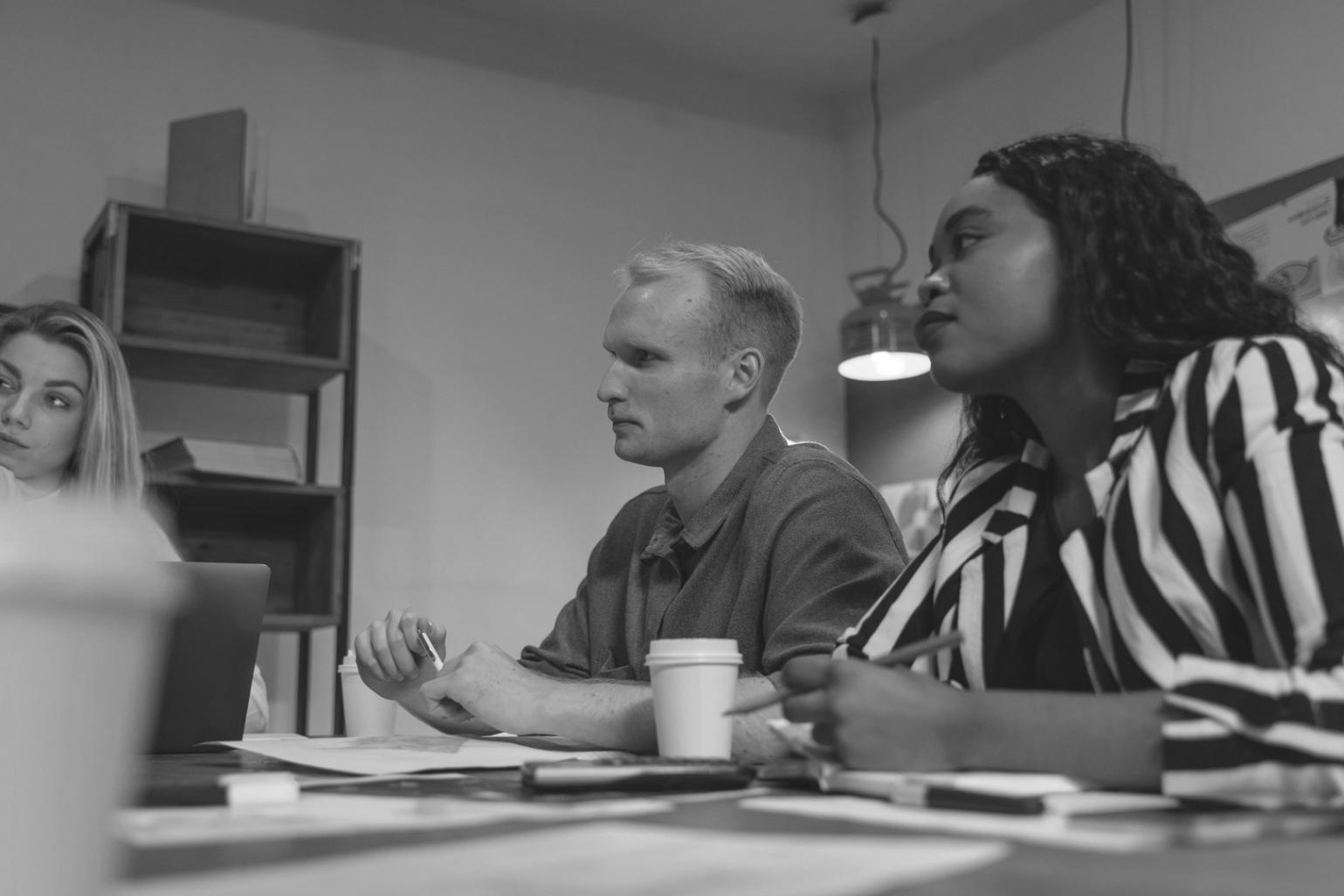 Équipe engagée dans une discussion collaborative