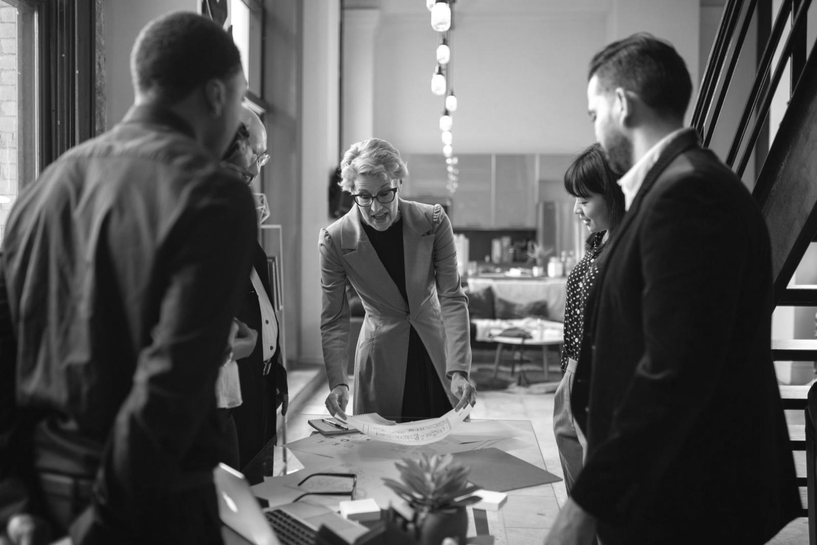 Espace de travail collaboratif où naissent les idées créatives lors de sessions d'équipe