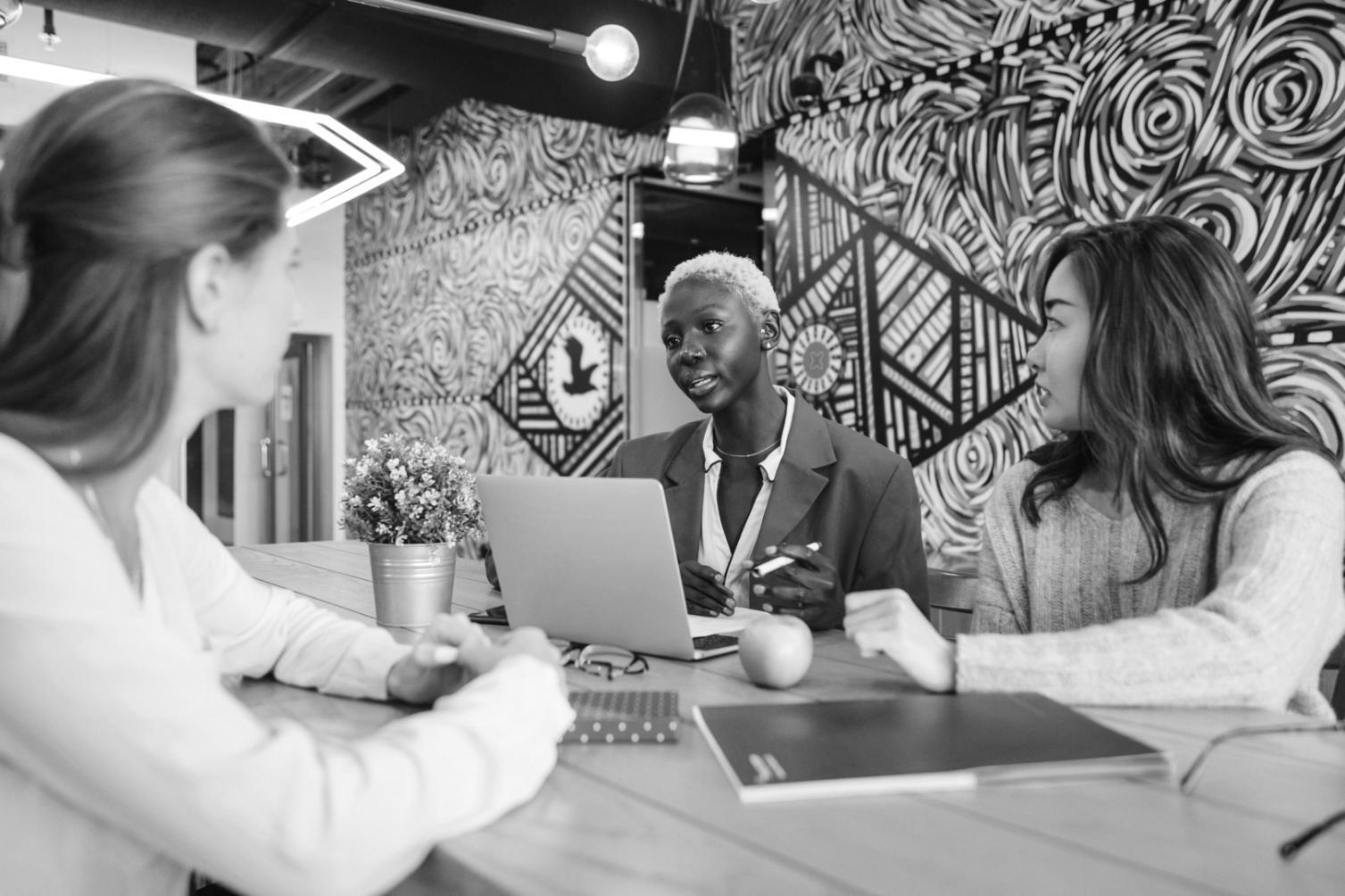 Équipe en séance de travail créatif collaboratif